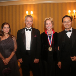 La nobel de Química 2018, Frances Arnold, y su pupilo Miguel Alcalde (en el centro) en una ceremonia celebrada en Washington (EEUU) en 2013. MIGUEL ALCALDE