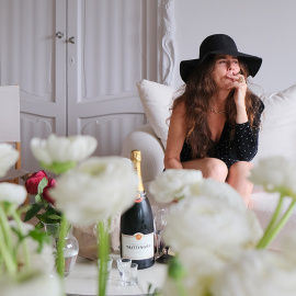 Patricia Jacas, que ahora lleva a las tablas del Teatro Lara un texto de Sveltana Aleksiévich, posa en un salón