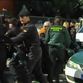 Una madre intenta impedir en el juzgado que se lleven a sus hijos