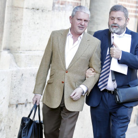 El 'número dos' de la trama Gürtel, Pablo Crespo y su abogado Miguel Durán, entrando a la Audiencia Nacional. EFE