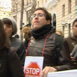 Un grupo de ciudadanos increpa a los asistentes al desayuno de Cospedal y Rajoy
