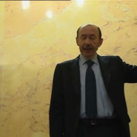Rubalcaba defiende que el ex ministro Blanco continúe en su escaño