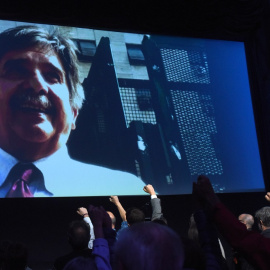Imagen proyectada del abogado laborista, Carlos Slepoy, en el homenaje póstumo que realizó ‘Público’ este miércoles en el Palacio de la Prensa de Madrid. / FERNANDO SÁNCHEZ