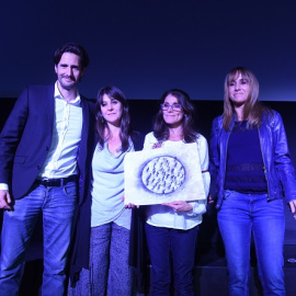 De izqda a dcha, Juan Diego Botto, Natalia y Paula Slepoy, Ana Pardo de Vera en el homenaje al abogado Carlos Slepoy. / FERNANDO SÁNCHEZ