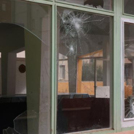 Ventanas del centro de menores de Torredembarra (Tarragona), destrozadas tras los ataques.