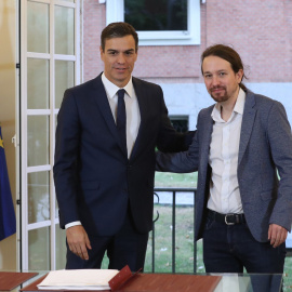 El presidente del Gobierno, Pedro Sánchez, y el secretario general de Podemos, Pablo Iglesias, tras la firma en el Palacio de la Moncloa del acuerdo sobre el proyecto de ley de presupuestos para 2019. EFE/ Zipi