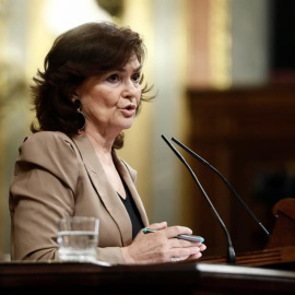 La vicepresidenta del Gobierno, Carmen Calvo, durante su intervención en el pleno celebrado hoy en el Congreso de los Diputados. EFE/Mariscal
