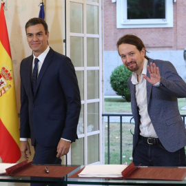11/10/2018.- El presidente del Gobierno, Pedro Sánchez (izda), y el secretario general de Podemos, Pablo Iglesias, han firmado hoy en el Palacio de la Moncloa el acuerdo sobre el proyecto de ley de presupuestos para 2019. EFE/ Zipi