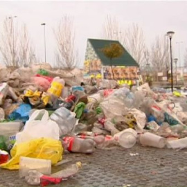 Toneladas de basura acumuladas tras el botellódromo de Granada 