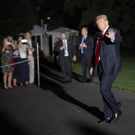 El presidente de los Estados Unidos, Donald Trump, regresa a la Casa Blanca tras asistir a un acto político en el estado de Pensilvania. EFE/Chris Kleponis