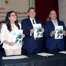 12/06/2019.- Los líderes del PSPV-PSOE, Ximo Puig (c), de Compromís, Mónica Oltra, y de Unides Podem-EU, Rubén Martínez Dalmau, han firmado el pacto del nuevo gobierno valenciano, el Botànic II, en un solemne acto en el castillo de Santa Bárbara de