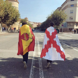 Dos chicos en un acto de la asociación juvenil Cruz de Borbogna, ligada al partido Carlista.