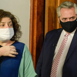 19/02/2021.- Fotografía de archivo fechada el 12 de agosto de 2020 de Carla Bizzotti (i) nueva ministra de Salud de la Argentina junto al Presidente Alberto Fernández.