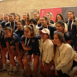 12/07/2022 Imagen de las jugadoras de la Selección de Fútbol junto a las "embajadoras de Iberdrola".