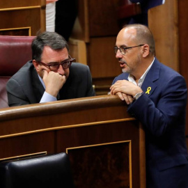 El diputado de PNV, Aitor Esteban, con el de PDECat, Carles Campuzano, en el Hemiciclo del Congreso de los Diputados. EFE