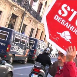La PAH pide el fin de los desahucios a notarios y bancos