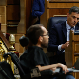 12/07/2022.- El presidente del Gobierno, Pedro Sánchez (d), y el portavoz parlamentario de Unidas Podemos, Pablo Echenique (i), durante el debate sobre el estado de la nación que comienza este martes en el Congreso. EFE/ Mariscal