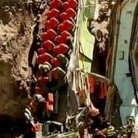 Un autobús cae por un barranco de más de 80 metros