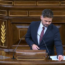 Rufián posa bales de la frontera de Melilla sobre el faristol.