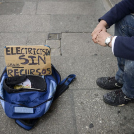 Un hombre pide limosna en una calle del centro de Ourense. EFE/Archivo
