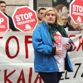 La plataforma Stop Desahucios protesta contra Cifuentes en Bilbao