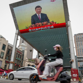 Una pantalla muestra al presidente chino, Xi Jinping, el día del juramento del nuevo jefe ejecutivo de Hong Kong en Beijing, China.- EFE