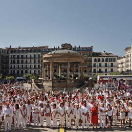 El movimiento feminista de Iruñerria y el movimiento popular se han concentrado esta tarde en la Plaza del Castillo de Pamplona para mostrar su rechazo a las agresiones sexistas ocurridas durante los Sanfermines.