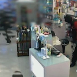  Un policía fuera de servicio evita el atraco a una farmacia