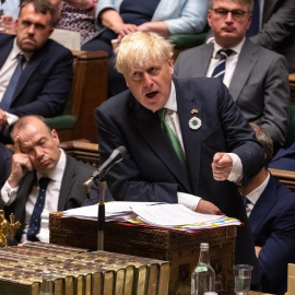 13/07/2022-Una fotografía difundida por el Parlamento del Reino Unido muestra al primer ministro británico, Boris Johnson, durante las Preguntas del Primer Ministro (PMQs) en la Cámara de los Comunes en Londres, Gran Bretaña, el 13 de julio