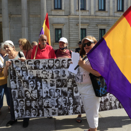 14/07/2022.- Varias asociaciones memorialistas, frente al Congreso con motivo de la aprobación de la Ley de Memoria Democrática. EFE/ Zipi