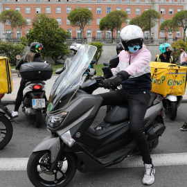 Varios motoristas de Glovo participan en una manifestación en Moncloa, a 11 de mayo de 2021, en Madrid (España).