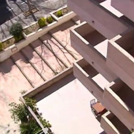 Un joven británico muy grave al caerse desde el balcón de su apartamento