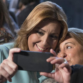 La presidenta andaluza, Susana Díaz, se hace un selfi con una de las mujeres asistentes al acto de presentación del balance y los nuevos retos de la Ley para la Promoción de la Igualdad de Género en Andalucía, con motivo de su décimo aniversario, ho
