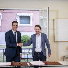 El presidente del Gobierno, Pedro Sánchez, y el líder de Podemos, Pablo Iglesias, en la firma del acuerdo presupuestario para 2019 / PODEMOS