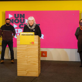 Les diputades Dolors Sabater i Eulàlia Reguant i el membre del secretariat nacional de la CUP Édgar Fernández la nit electoral del 14-F.