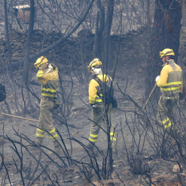 14/07/2022-Efectivos del cuerpo de bomberos trabajan en las labores de extinción del incendio declarado en el término de Monsagro, al suroeste de Salamanca, que desde la tarde del lunes ha quemado más de 1.000 hectáreas.