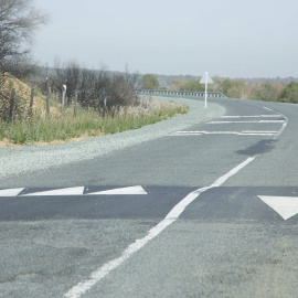 3/02/2022-Detalle de la carretera en la Dehesa de Abajo, a 3 de febrero en Sevilla (Andalucía)