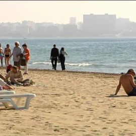 Las playas de Alicante se llenan de bañistas ante la llegada del buen tiempo.