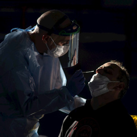 Una sanitaria realiza una prueba PCR.