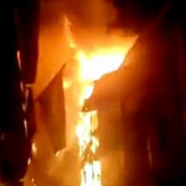 Espectacular incendio de un edificio en Bermeo
