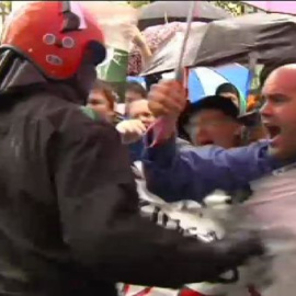 Empujones, gritos y patadas en una manifestación en Bilbao