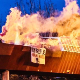 El cartel y las bengalas lanzadas por los neonazis de Hogar Social Madrid contra la mezquita de la M30