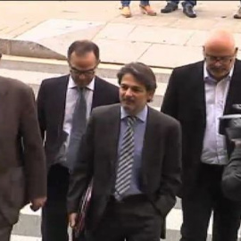 Pitos y abucheos para recibir a Oriol Pujol en el TSJC
