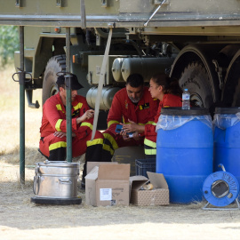 Bomberos participantes en la extinción del incendio en la comarca de Las Hurdes descansan, a 14 de julio de 2022, en Cáceres, Extremadura, (España).