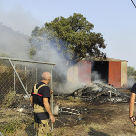 Vista de los equipos que están trabajando en el incendio de Casas de Miravete, localidad que ha tenido que ser desalojada esta noche, y que evoluciona de forma "no favorable", según ha informado este viernes la Junta de Extremadura. La localidad de Casa