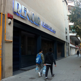 L'exterior del cinemes Renoir Floridablanca amb la persiana abaixada.