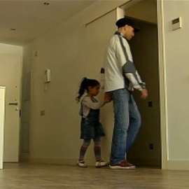 Desahuciados ocupan el edificio vacío de un banco