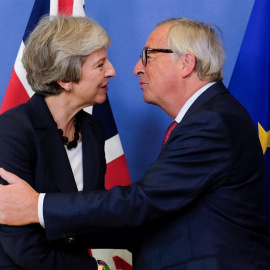 La primera ministra británica, Theresa May, saluda al presidente de la Comisión Europea, Jean-Claude Juncker. - EFE
