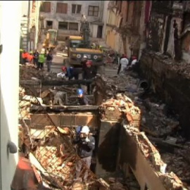 La policía científica entra en la zona cero para investigar el origen del incendio