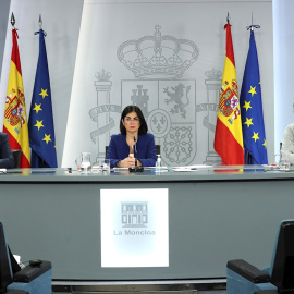 El ministro de Política Territorial, Miguel Iceta, la ministra de Sanidad, Carolina Darias, y el portavoz del Centro de Coordinación de Alertas y Emergencias Sanitarias (CCAES), Fernando Simón.